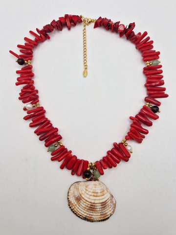 Colier spectaculos realizat din Coral gherute si Scoica cu marginea aurie. [3]