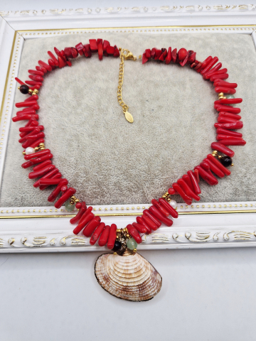 Coliere - Colier spectaculos realizat din Coral gherute si Scoica cu marginea aurie.