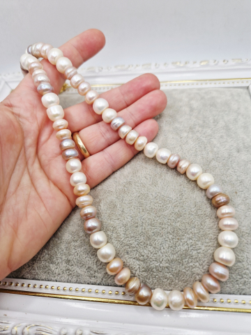 Colier realizat din mix de perle naturale, buton, colorate (alb, roz somon si lila) cu inchizatoare placata cu aur. Lungime 50cm (se modifica la cerere. In mesagerie) [2]