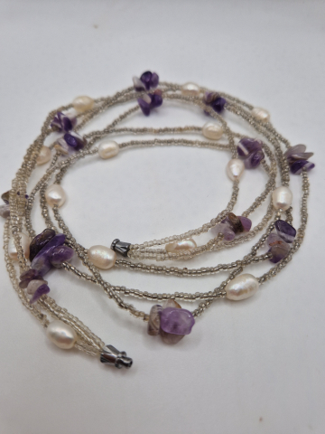 Coliere - Colier realizat pe 3 fire din margele cu Perle naturale si Ametist chipsuri. Inchidere din otel inoxidabil argintiu. Lungime 55 cm Perla 8x6mm