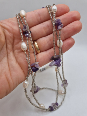 Colier realizat pe 3 fire din margele cu Perle naturale si Ametist chipsuri. Inchidere din otel inoxidabil argintiu. Lungime 55 cm Perla 8x6mm [1]