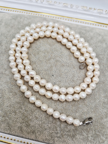 Colier realizat din perle naturale (de cultura) sculptate. Inchizatoare din otel inoxidabil. [2]