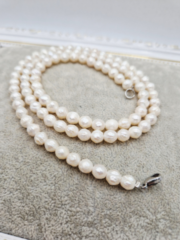 Coliere - Colier realizat din perle naturale (de cultura) sculptate. Inchizatoare din otel inoxidabil.