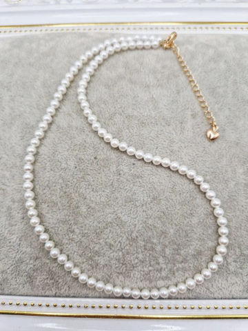 Colier delicat din Perle tip Mallorca de mici dimensiuni și închidere din cupru placat cu aur 14k. [1]