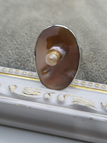 Inel reglabil din scoică cu perlă în ramă argintie. [2]