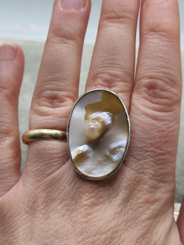 Inel reglabil din scoică cu perlă în ramă argintie. [1]