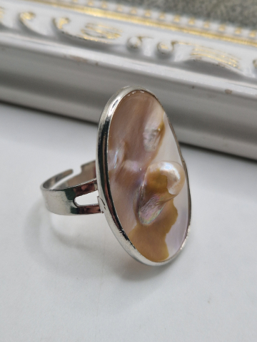 Inele - Inel reglabil din scoică cu perlă în ramă argintie.