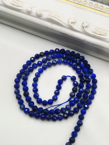 Lapis Lazuli - Lapis lazuli fatetat de 3mm se vinde la sirag scurt de 19cm Aprox. 62 sfere