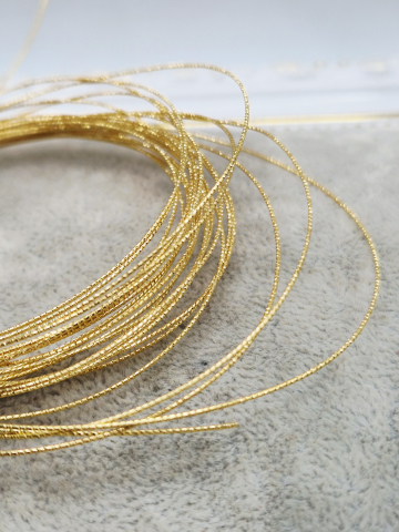 ȘNUR SÂRMA ELASTIC - Sârmă tare de 0.6mm, răsucită , 10cm - 1 buc Sârmă de cupru placată cu aur. Se vinde la 10cm. Antioxidantă și antialergică.