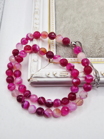 Bijuterii animale - Set alcatuit din Colier realizat din Agate fucsia si inchizatoare reglabila care se potriveste unui catel de talie mica si Bratara pe elastic asortata pentru stapana catelului.