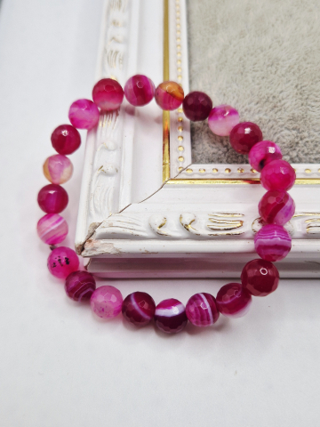 Set alcatuit din Colier realizat din Agate fucsia si inchizatoare reglabila care se potriveste unui catel de talie mica si Bratara pe elastic asortata pentru stapana catelului. [3]