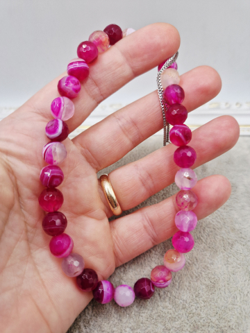 Set alcatuit din Colier realizat din Agate fucsia si inchizatoare reglabila care se potriveste unui catel de talie mica si Bratara pe elastic asortata pentru stapana catelului. [2]