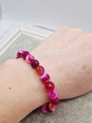 Set alcatuit din Colier realizat din Agate fucsia si inchizatoare reglabila care se potriveste unui catel de talie mica si Bratara pe elastic asortata pentru stapana catelului. [4]