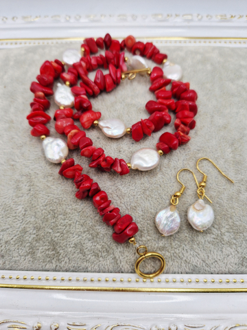 Seturi - Set alcatuit din Colier si Cercei realizati din Coral rosu chipsuri si Perle naturale banut de categorie AB (mici imperfectiuni). Inchizatoarea si tortitele sunt din otel inoxidabil auriu. Lungime colier 51cm. Perla banut de 13mm.