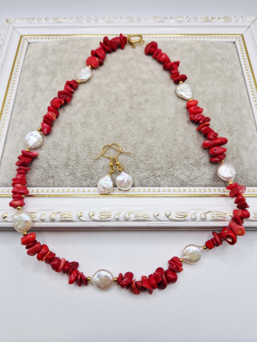Set alcatuit din Colier si Cercei realizati din Coral rosu chipsuri si Perle naturale banut de categorie AB (mici imperfectiuni). Inchizatoarea si tortitele sunt din otel inoxidabil auriu. Lungime colier 51cm. Perla banut de 13mm. [2]