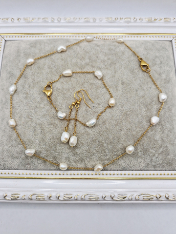 Seturi - Set alcatuit din colier, bratara si cercei din perle de cultura (naturale) si otel inoxidabil auriu.  Dimensiune perla 9x7mm.