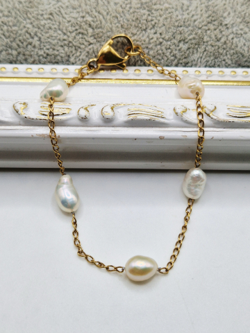 Set alcatuit din colier, bratara si cercei din perle de cultura (naturale) si otel inoxidabil auriu.  Dimensiune perla 9x7mm. [2]