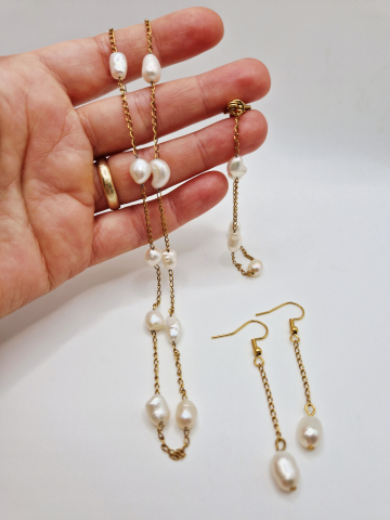 Set alcatuit din colier, bratara si cercei din perle de cultura (naturale) si otel inoxidabil auriu.  Dimensiune perla 9x7mm. [1]