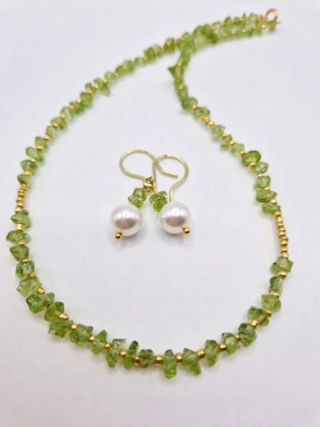 BIJUTERII HANDMADE - Setul este realizat din peridot, forme neregulate și cercei cu Perlă Mallorca.