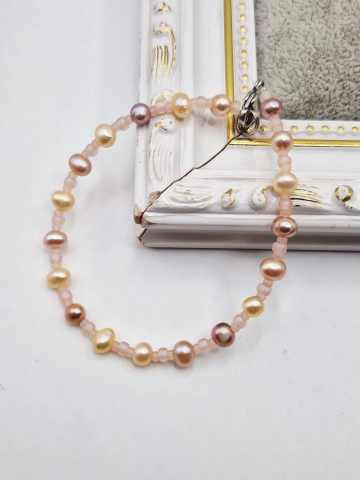Set alcătuit din perle naturale în nuanțe de lila și roz somon, completat cu mărgele Miyuki de culoare roz [1]