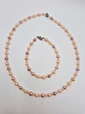 Seturi - Set alcătuit din perle naturale în nuanțe de lila și roz somon, completat cu mărgele Miyuki de culoare roz