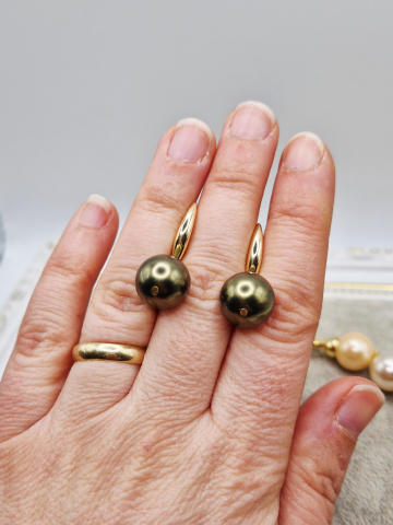 Set alcatuit din Colier si Cercei, realizat din Perle tip Mallorca multicolore (nuante de auriu, maro si kaki) si inchizatoare cubic zirconia. [2]