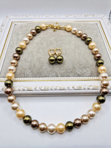 Seturi - Set alcatuit din Colier si Cercei, realizat din Perle tip Mallorca multicolore (nuante de auriu, maro si kaki) si inchizatoare cubic zirconia.
