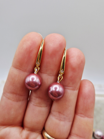 Set alcatuit din Colier si Cercei, realizat din perle tip Mallorca lila si cubic zirconia. [2]