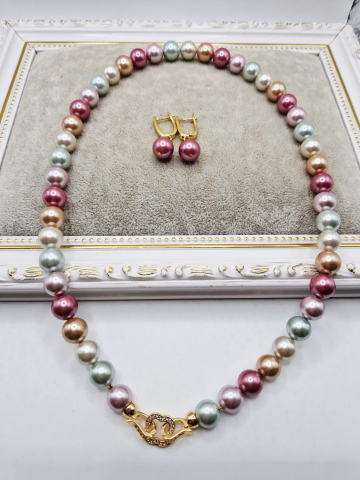 Seturi - Set alcatuit din Colier si Cercei, realizat din perle tip Mallorca lila si cubic zirconia.