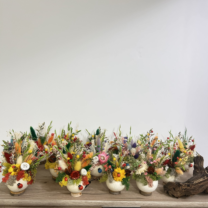 Mărțișor decorativ handmade PetalCraft din bell cup cu flori de paie și licheni stabilizați [4]