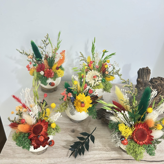 Mărțișor decorativ handmade PetalCraft din bell cup cu flori de paie și licheni stabilizați [2]