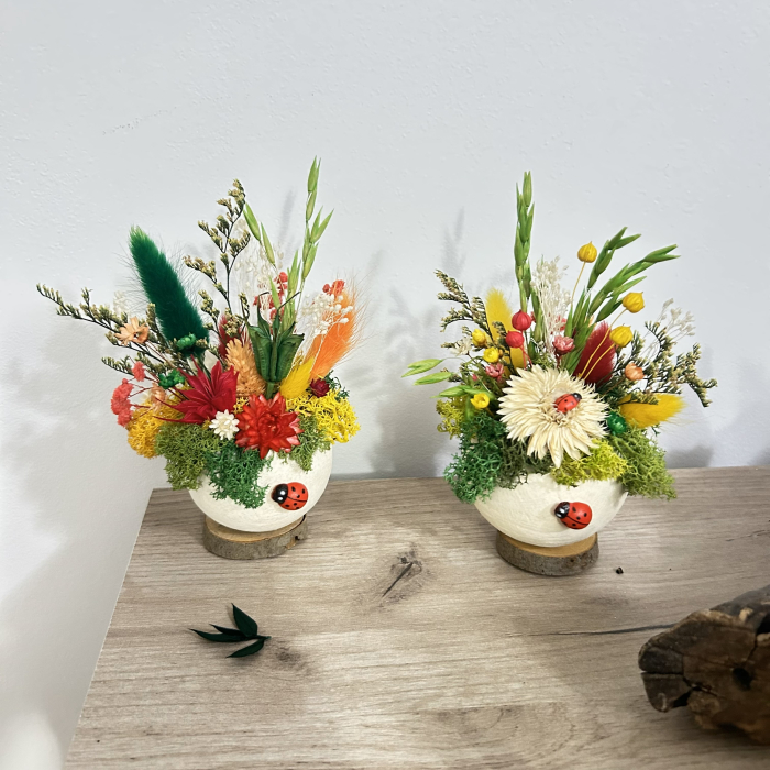 Mărțișor decorativ handmade PetalCraft din bell cup cu flori de paie și licheni stabilizați [3]