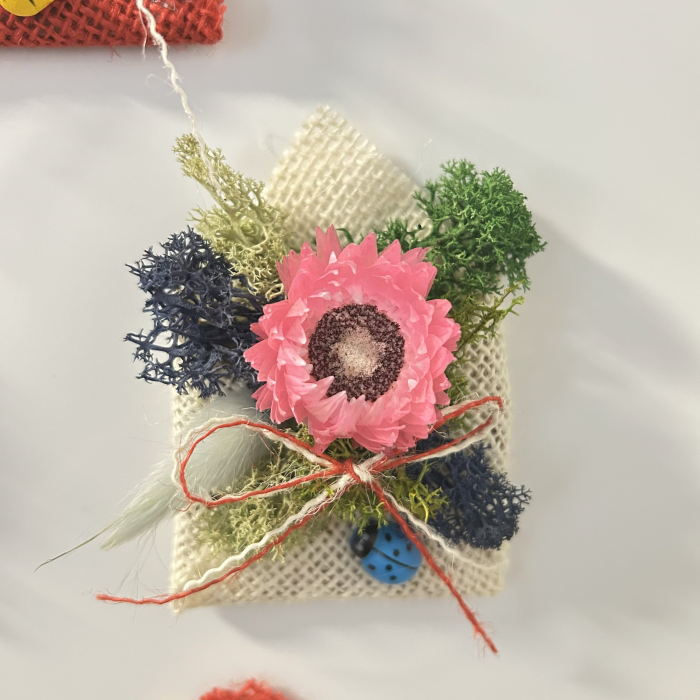 Mărțișor decorativ magnetic cu licheni, flori de paie și plante uscate – PetalCraft [3]