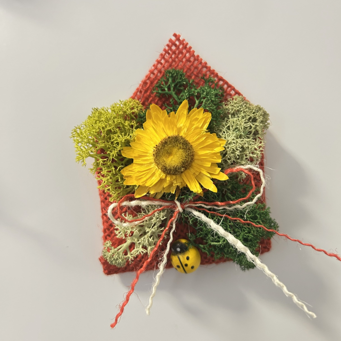 Mărțișor decorativ magnetic cu licheni stabilizați și flori de paie – PetalCraft [2]