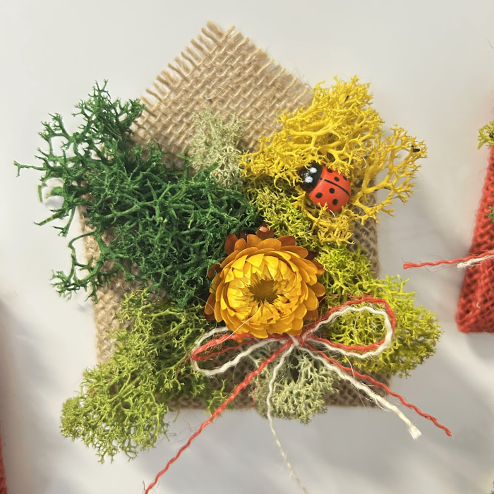Mărțișor decorativ magnetic cu licheni stabilizați și flori de paie – PetalCraft [9]