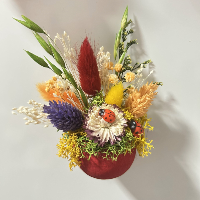 Mărțișor decorativ magnetic handmade PetalCraft din bell cup cu flori de paie și licheni stabilizați [3]