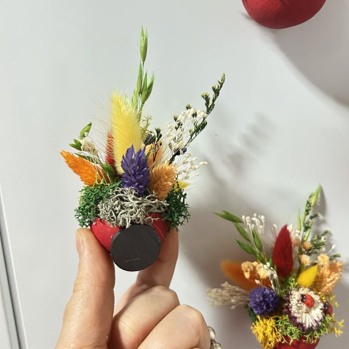 Mărțișor decorativ magnetic handmade PetalCraft din bell cup cu flori de paie și licheni stabilizați [8]
