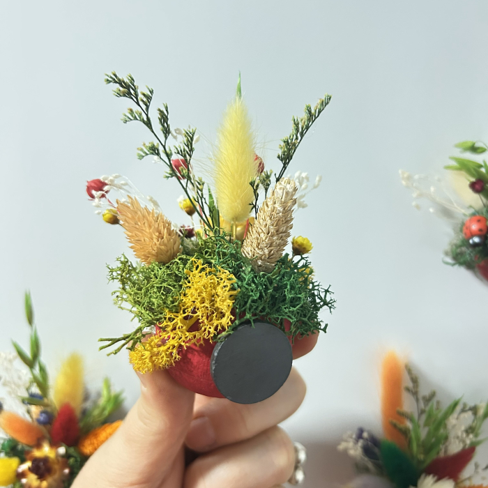 Mărțișor decorativ magnetic handmade PetalCraft din bell cup cu flori de paie și licheni stabilizați [9]