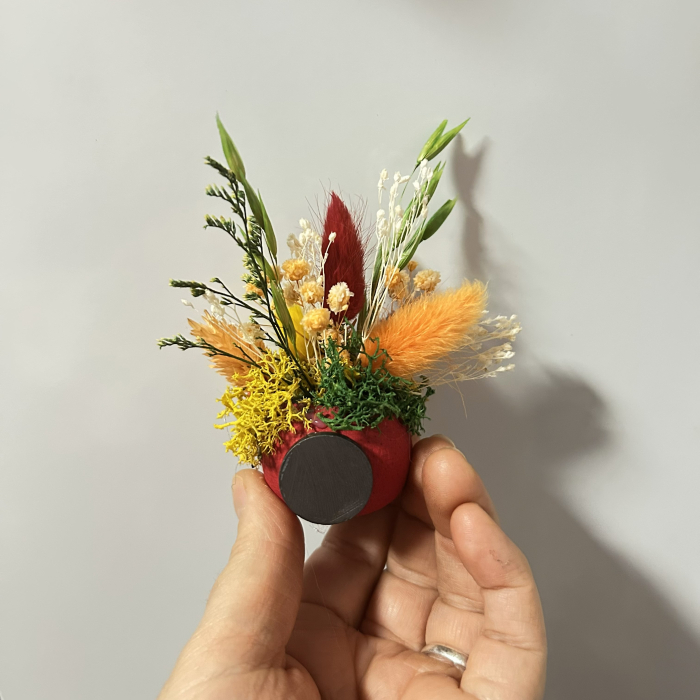 Mărțișor decorativ magnetic handmade PetalCraft din bell cup cu flori de paie și licheni stabilizați [7]