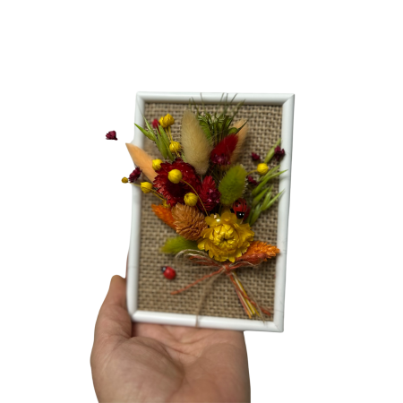 Mărțișor handmade cu flori uscate și buburuze norocoase [2]