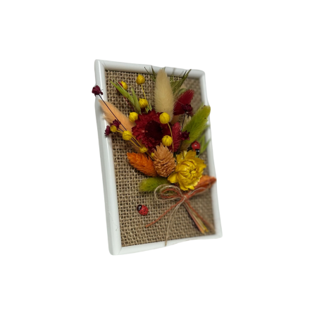 Tablouri flori uscate - Mărțișor handmade cu flori uscate și buburuze norocoase