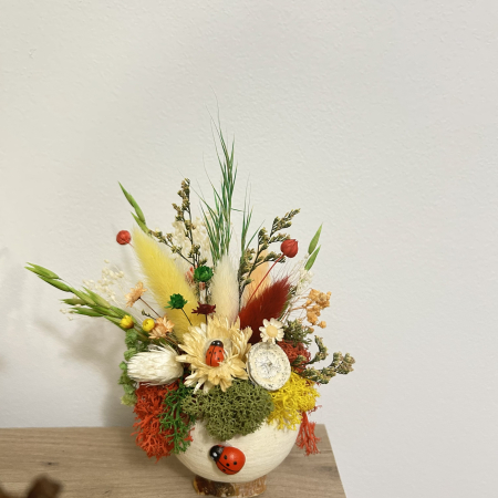 Mărțișor decorativ handmade PetalCraft din bell cup cu flori de paie și licheni stabilizați [7]