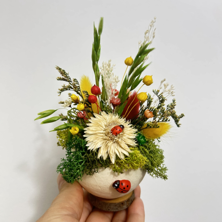 Mărțișor decorativ handmade PetalCraft din bell cup cu flori de paie și licheni stabilizați [6]