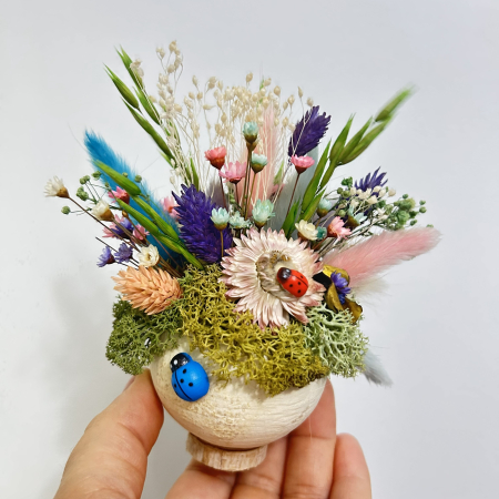 Mărțișor decorativ handmade PetalCraft din bell cup cu flori de paie și licheni stabilizați [5]