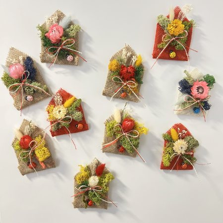 Aranjamente florale - Mărțișor decorativ magnetic cu licheni, flori de paie și plante uscate – PetalCraft
