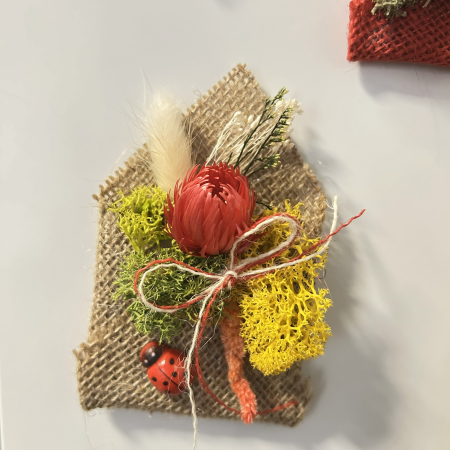 Mărțișor decorativ magnetic cu licheni, flori de paie și plante uscate – PetalCraft [5]