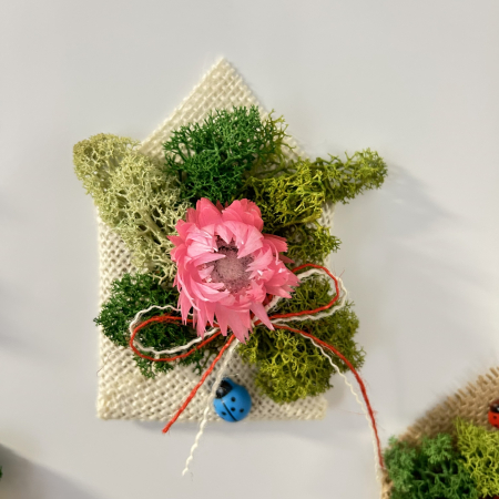 Mărțișor decorativ magnetic cu licheni stabilizați și flori de paie – PetalCraft [4]