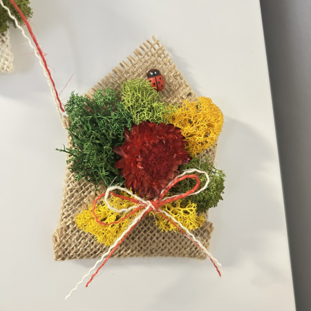 Mărțișor decorativ magnetic cu licheni stabilizați și flori de paie – PetalCraft [6]