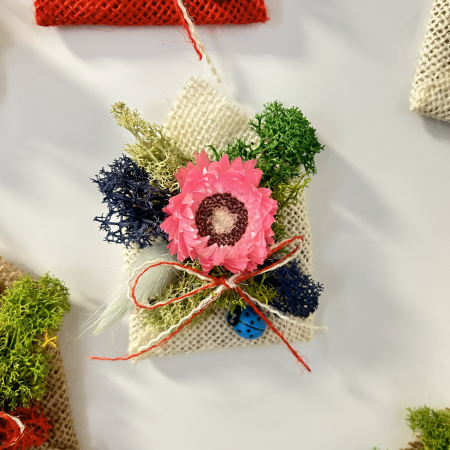 Mărțișor decorativ magnetic cu licheni stabilizați și flori de paie – PetalCraft [5]