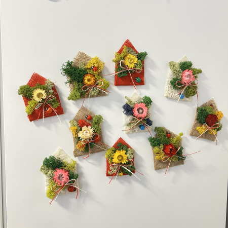 Aranjamente florale - Mărțișor decorativ magnetic cu licheni stabilizați și flori de paie – PetalCraft